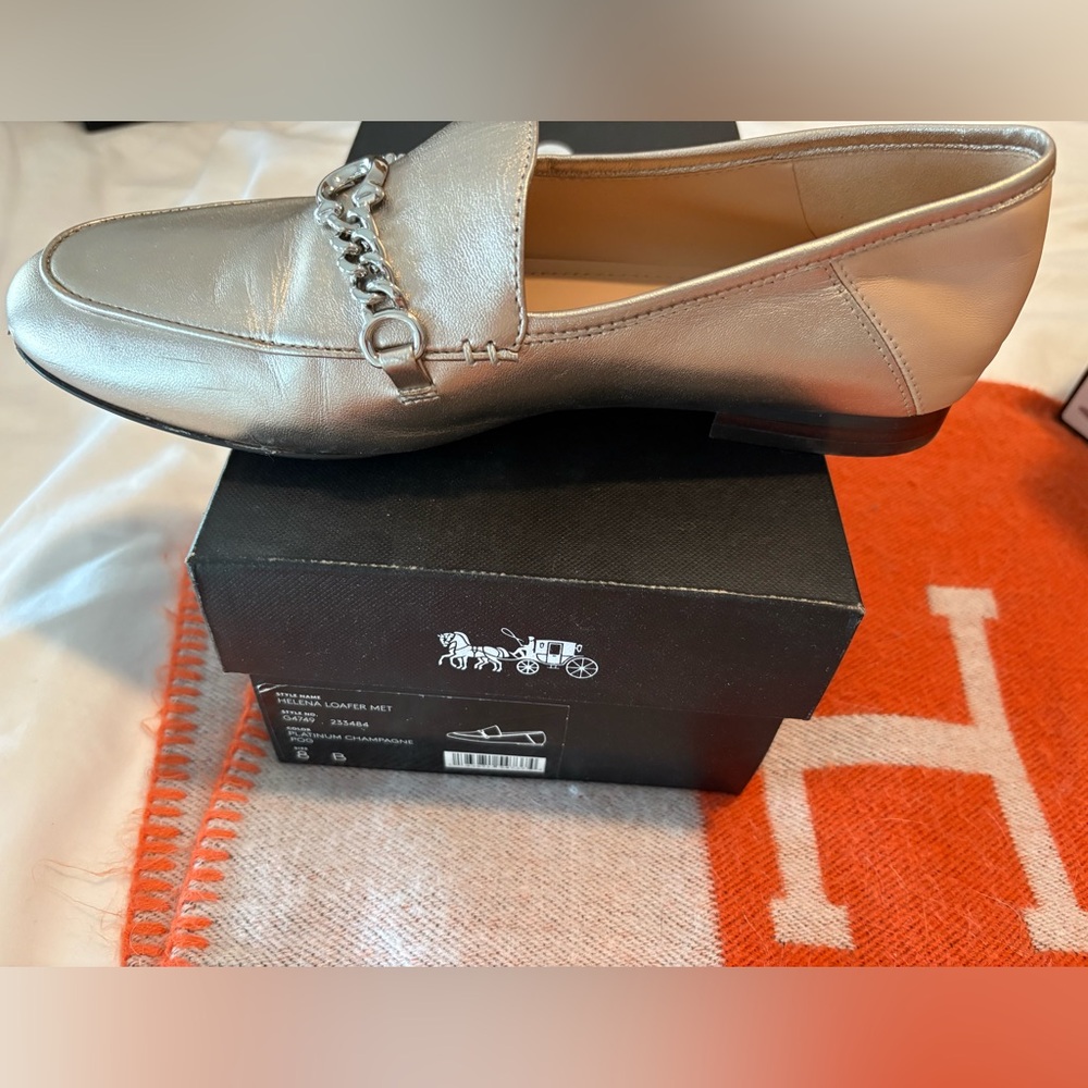 Women’s metalic loafer
